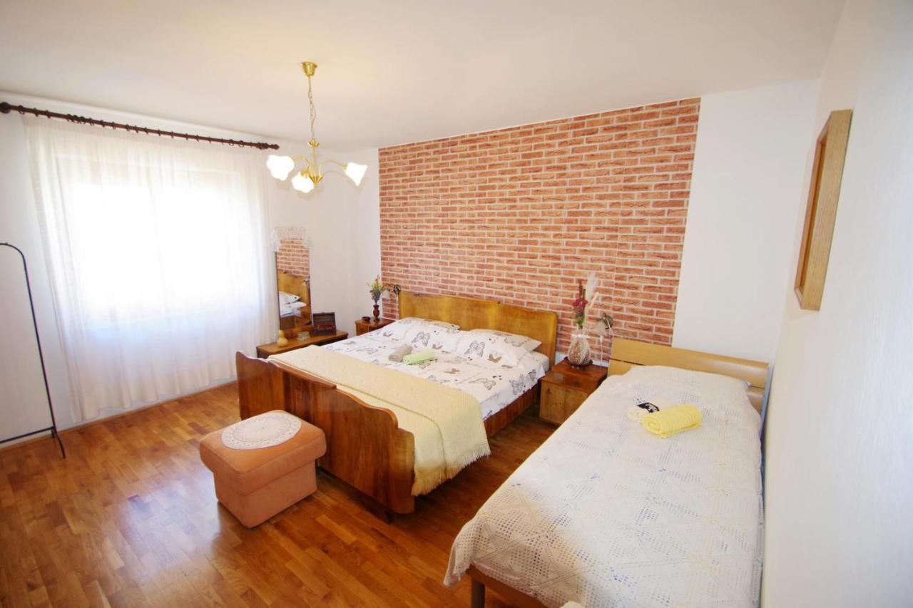 Apartment Ana Пула Екстериор снимка
